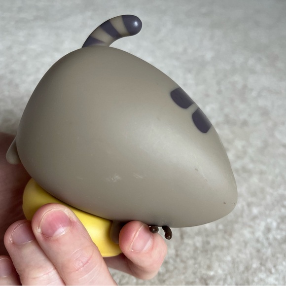Pusheen 10th Anniversary Donut Figure - Picture 4 of 6
